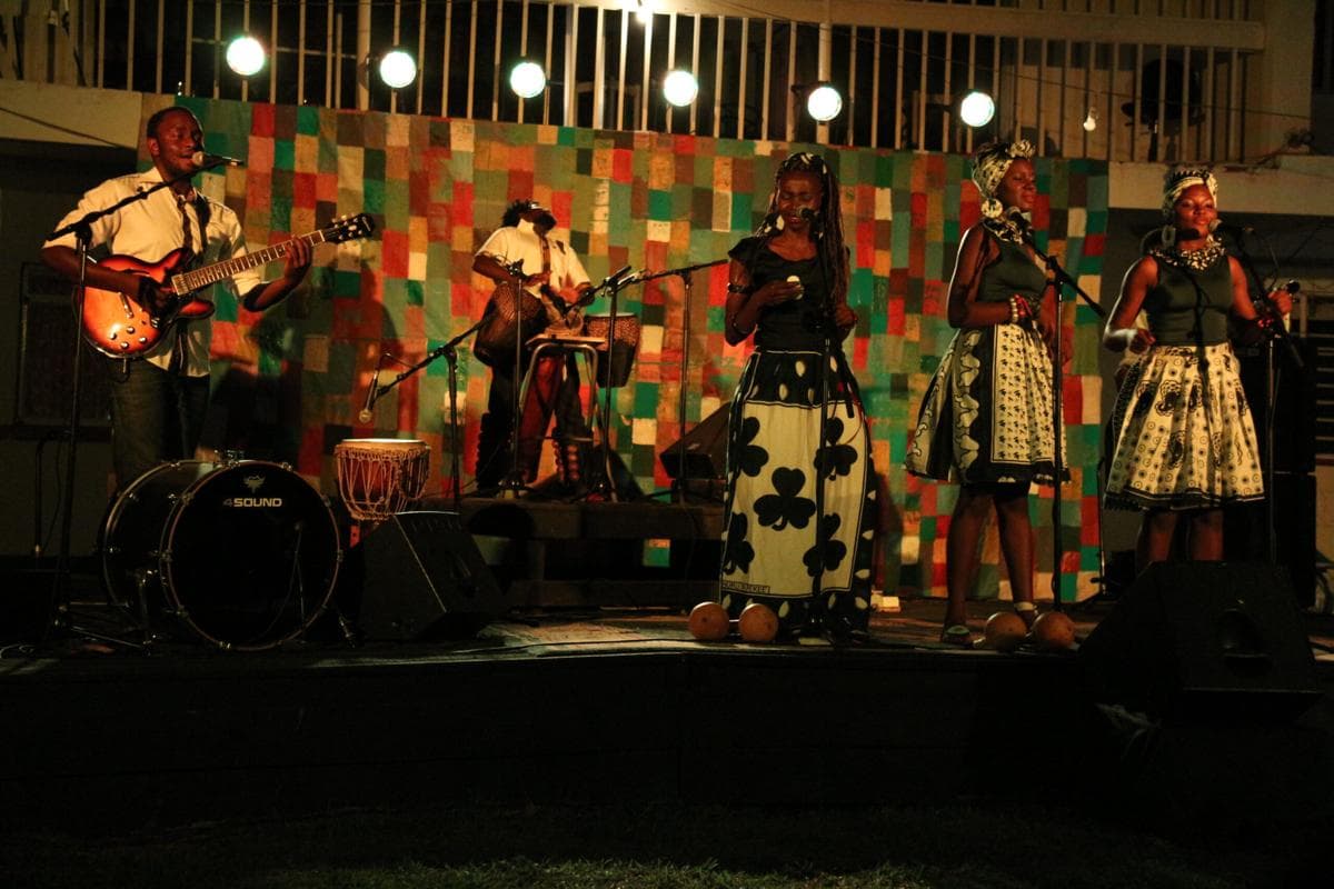 The Milégé band performing